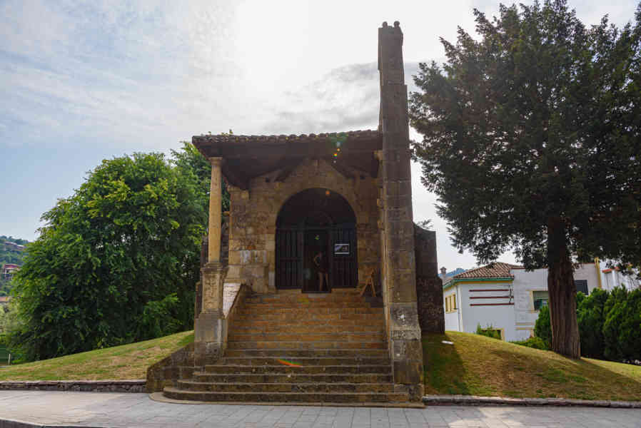 Principado de Asturias 013 - Cangas de Onís - capilla y dolmen de Santa Cruz.jpg